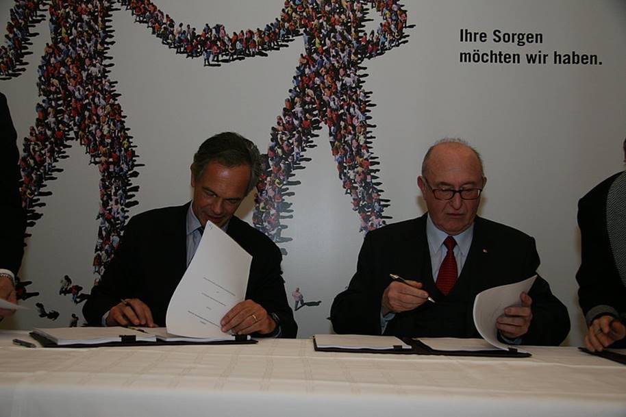 Foto der Generaldirektoren Mag. Treichl und Dr. Geyer bei der Vertragsunterzeichnung